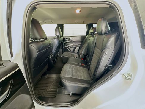 Used 2024 Mitsubishi Outlander SE image 27