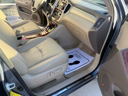 Used 2005 Toyota Highlander 4WD V6 w/ 3rd Row image 15