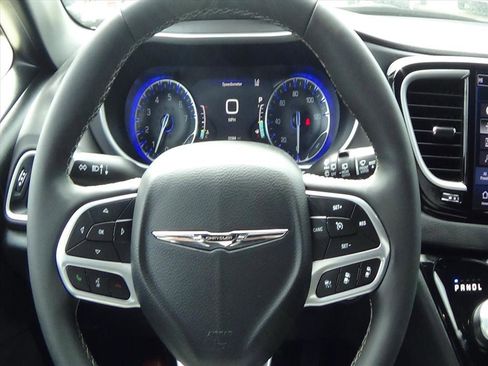 Certified 2025 Chrysler Pacifica Select image 20