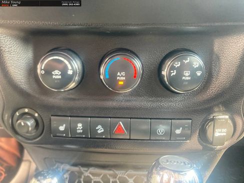 Used 2014 Jeep Wrangler Unlimited Sahara w/ Connectivity Group AWD/4WD image 31