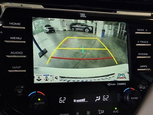 Used 2020 Toyota Camry XLE w/ Sunroof Package FWD image 4