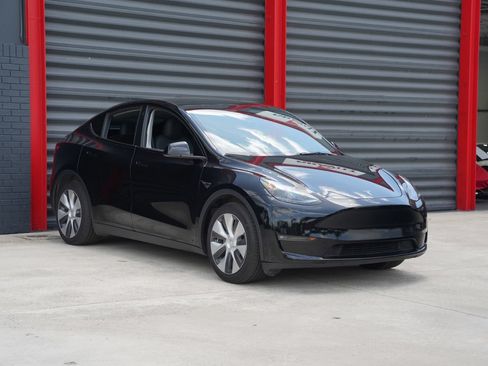 Used 2023 Tesla Model Y Long Range AWD/4WD image 2