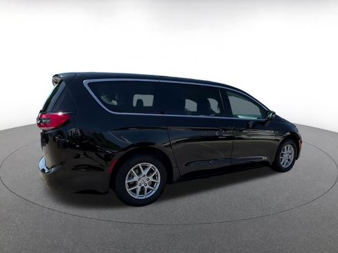 Used 2024 Chrysler Pacifica Touring-L FWD image 13