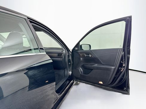 Used 2017 Honda Accord Touring image 32