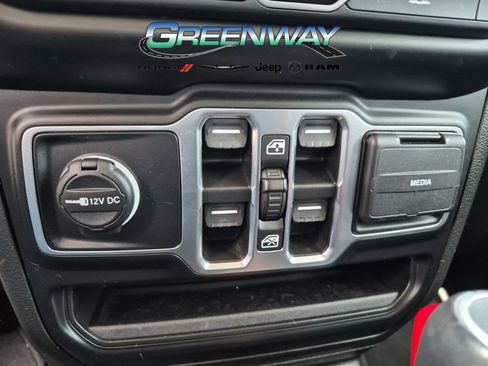 Used 2022 Jeep Wrangler Unlimited Sahara w/ LED Lighting Group AWD/4WD image 17