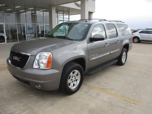 Used 2008 GMC Yukon XL SLT w/ SLT Preferred Equipment Group image 2