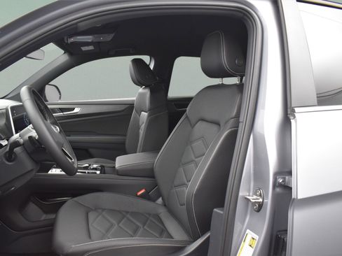 Used 2024 Volkswagen Atlas Cross Sport SE image 17