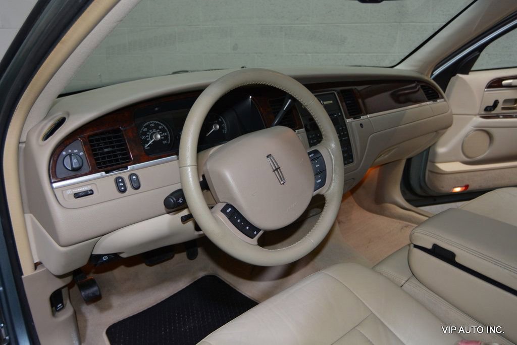 Used 2006 Lincoln Town Car Signature RWD image 11