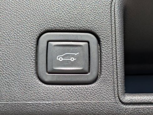 Used 2023 GMC Terrain SLT image 14