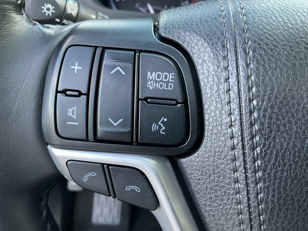 Used 2019 Toyota Highlander XLE AWD/4WD image 25