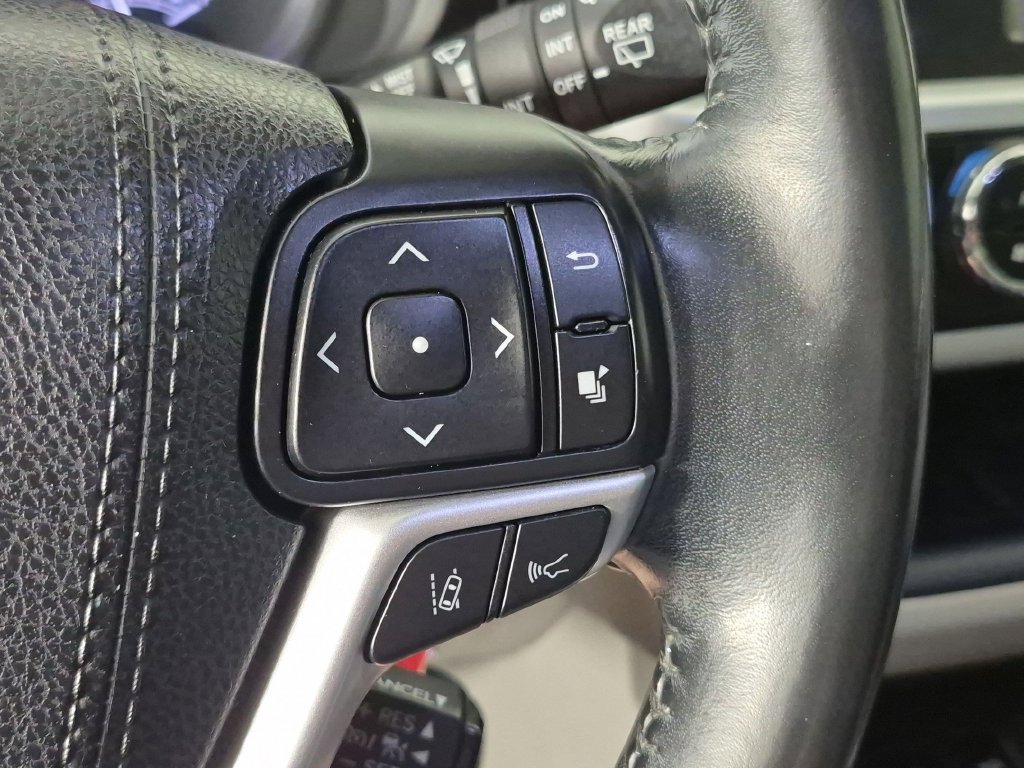 Used 2018 Toyota Highlander Plus AWD/4WD image 20