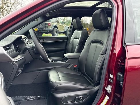 New 2025 Jeep Grand Cherokee Limited w/ Black Appearance Package image 20