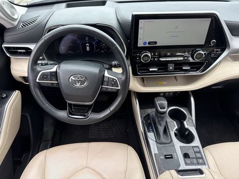 Used 2023 Toyota Highlander Platinum FWD image 13