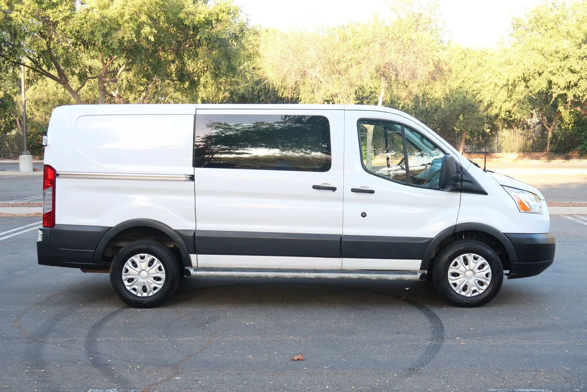 Used 2018 Ford Transit 250 130 Low Roof w/ Exterior Upgrade Package RWD image 9