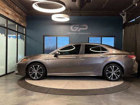 Used 2018 Toyota Camry SE image 6