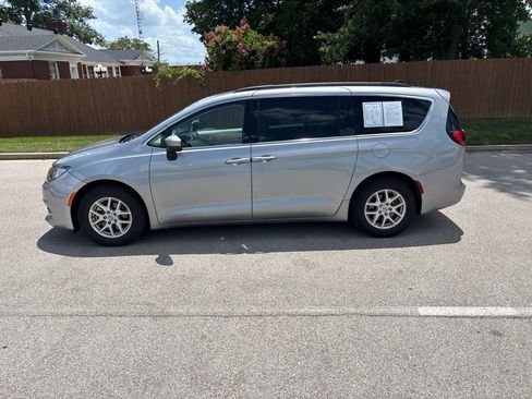 Used 2021 Chrysler Voyager Lxi FWD image 2