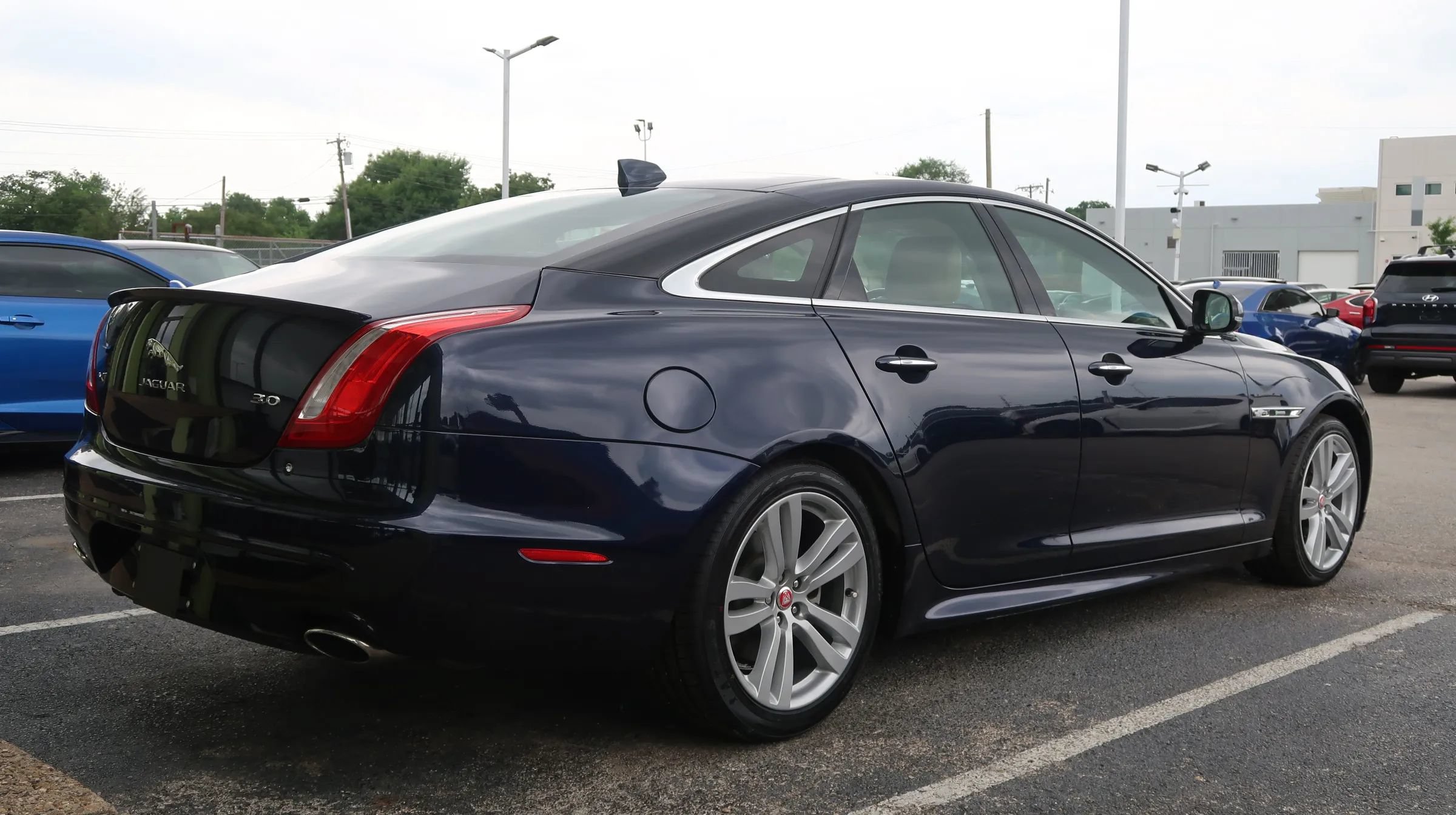 Used 2019 Jaguar XJ R-Sport RWD image 14