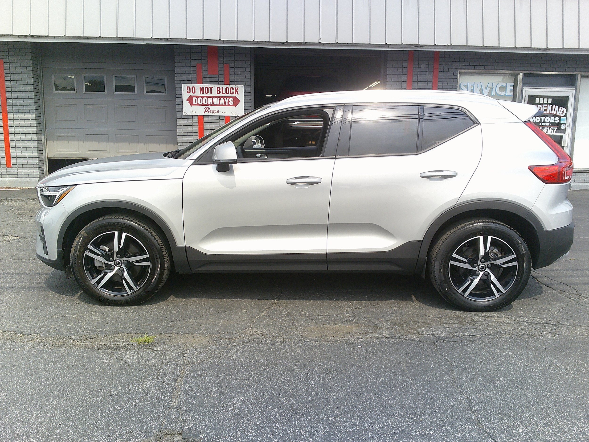 Used 2023 Volvo XC40 B5 Core w/ Convenience Package AWD/4WD image 2