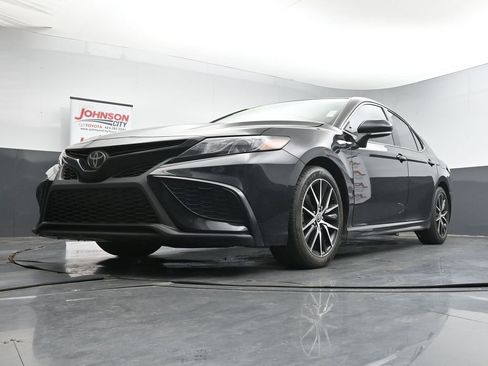 Used 2023 Toyota Camry SE w/ Cold Weather Package FWD image 20