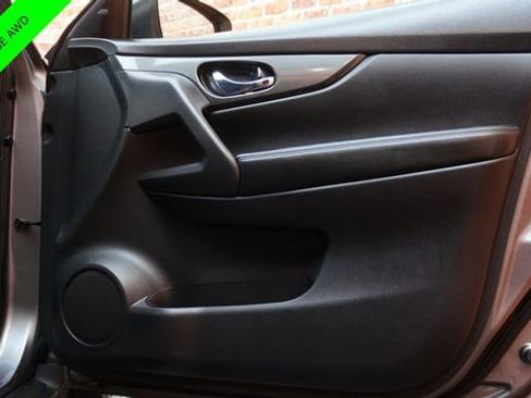 Used 2017 Nissan Rogue SV w/ SV Premium Package image 63