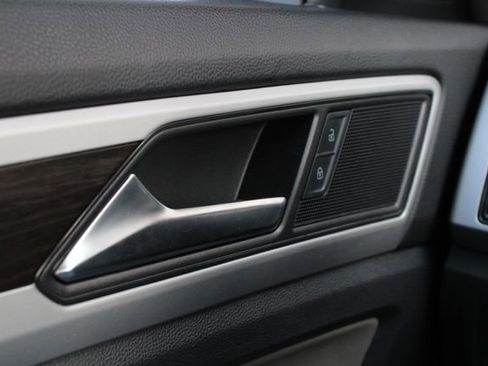 Used 2023 Volkswagen Atlas SE w/ Black Wheel Package image 6