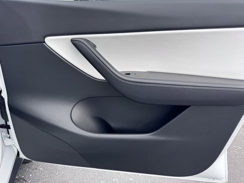 Used 2021 Tesla Model Y Long Range image 23