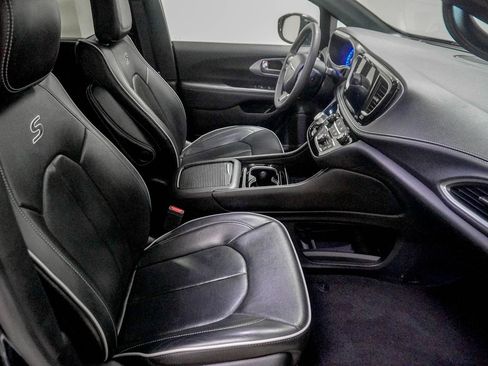Used 2025 Chrysler Pacifica Limited FWD image 33