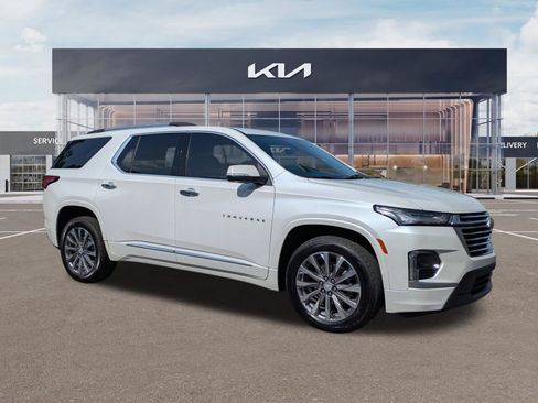 Used 2023 Chevrolet Traverse Premier FWD image 2