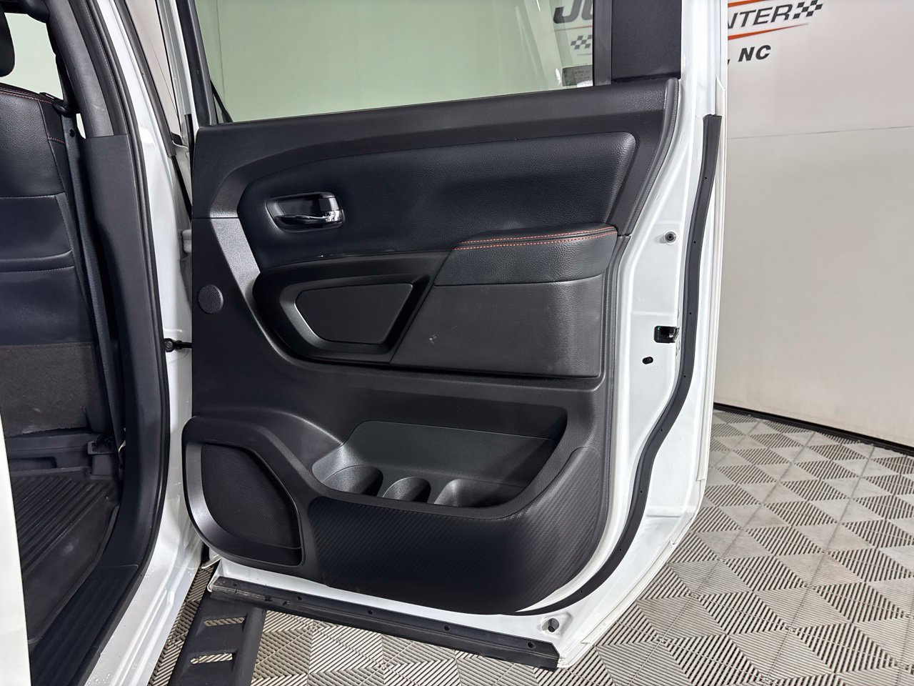 Used 2024 Nissan Titan PRO-4X w/ Pro-4x Convenience Package AWD/4WD image 27