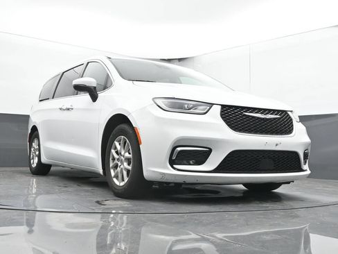 Used 2023 Chrysler Pacifica Touring-L FWD image 43