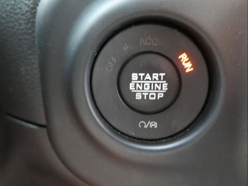 Used 2021 Jeep Gladiator Sport image 14