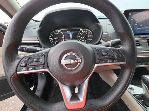 Used 2025 Nissan Altima 2.5 SV FWD image 6
