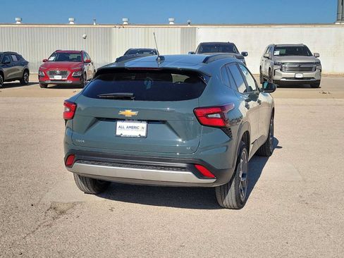 Used 2025 Chevrolet Trax LT FWD image 8