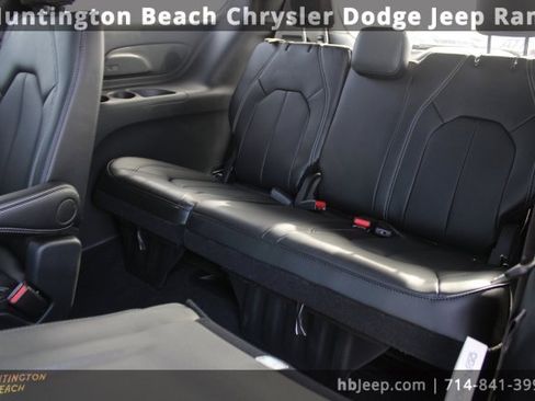 Used 2026 Chrysler Pacifica Select image 45