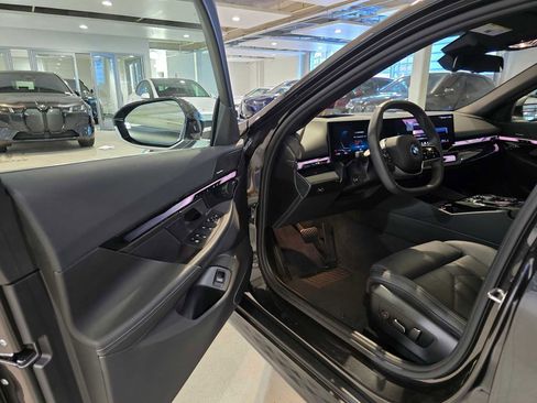 Used 2025 BMW i5 xDrive40 w/ Premium Package image 19