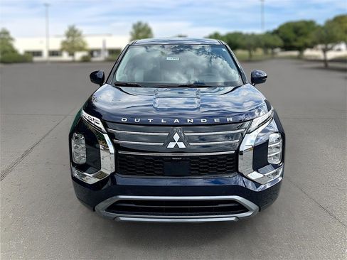 New 2025 Mitsubishi Outlander SE image 2