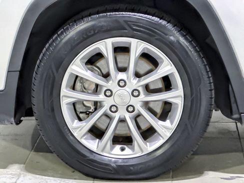 Used 2019 Jeep Cherokee Latitude w/ Popular Appearance Group image 11