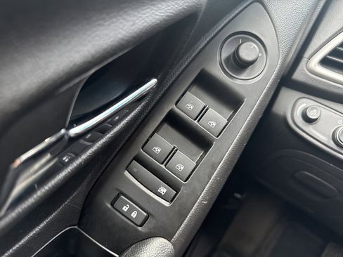 Used 2022 Chevrolet Trax LT w/ LT Convenience Package image 35