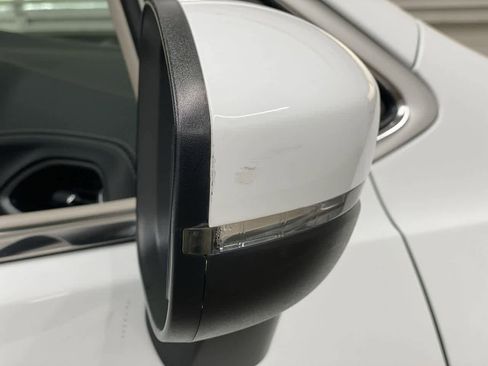 Used 2023 Chrysler Pacifica Touring-L image 35