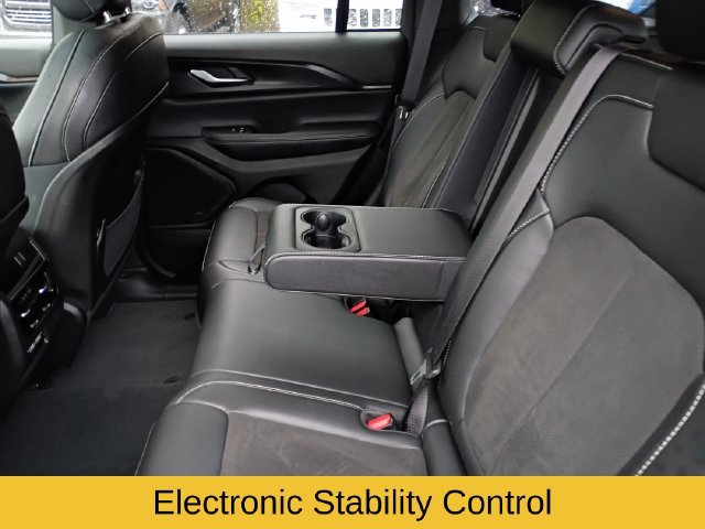 Used 2023 Jeep Grand Cherokee Altitude AWD/4WD image 20