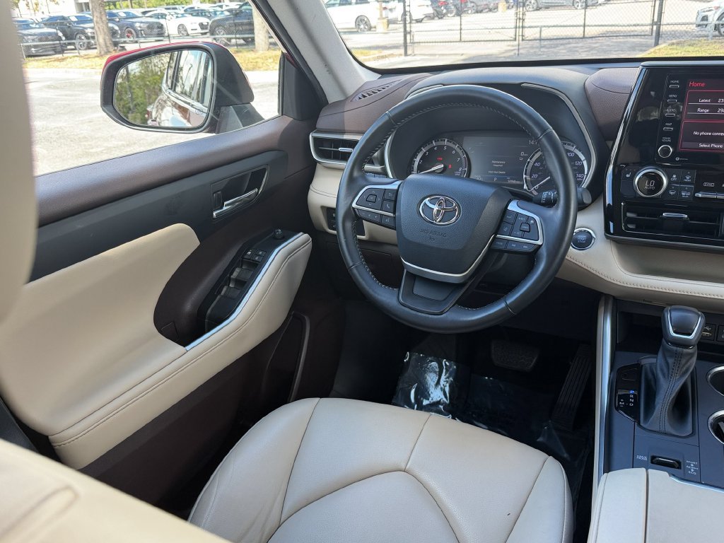 Used 2022 Toyota Highlander XLE FWD image 16