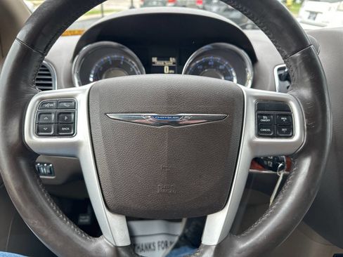 Used 2014 Chrysler Town & Country Touring FWD image 19