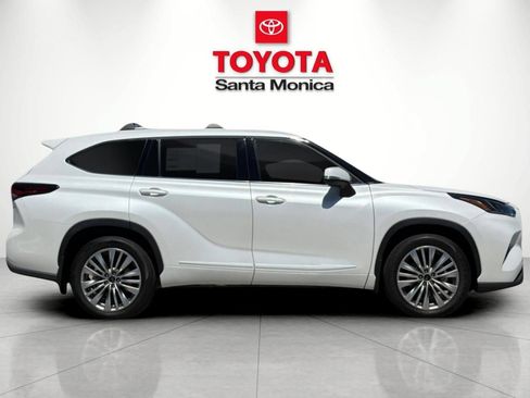 New 2026 Toyota Highlander Platinum AWD/4WD image 2