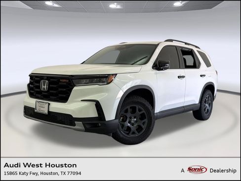 Used 2025 Honda Pilot TrailSport image 1
