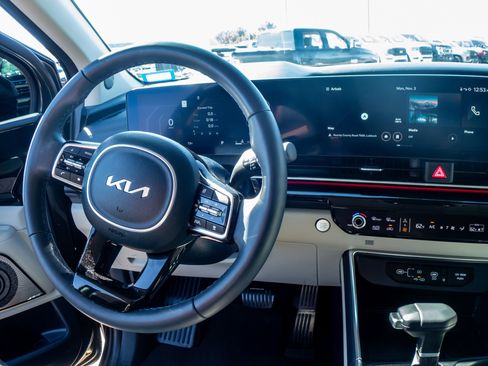 Used 2025 Kia Carnival SX Prestige image 13