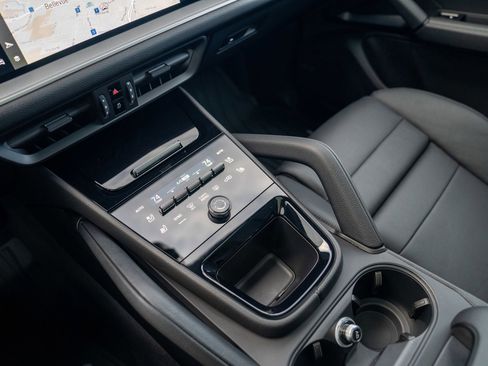 Certified 2025 Porsche Cayenne image 21