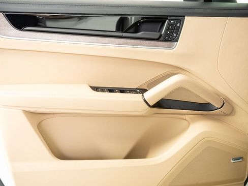 Certified 2024 Porsche Cayenne image 6