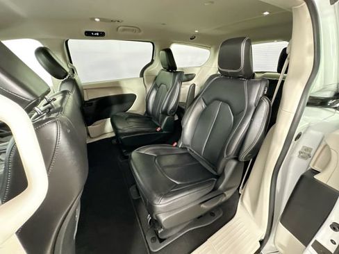 Used 2023 Chrysler Pacifica Touring-L FWD image 4
