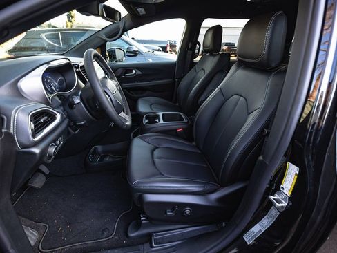 New 2026 Chrysler Pacifica Select image 18