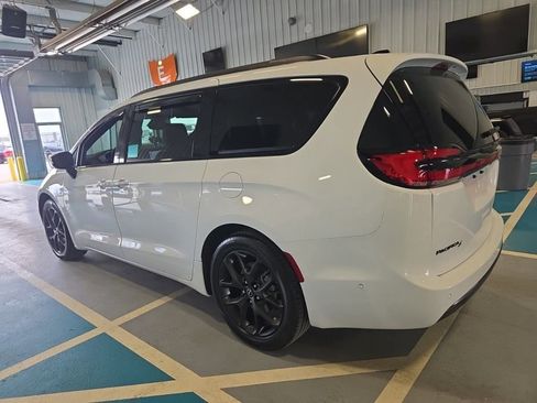 Used 2025 Chrysler Pacifica Limited image 8